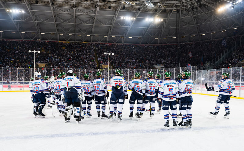 Die Eisbären Berlin jubeln über den Sieg im Wintergame 