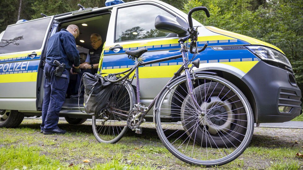 Die Beamten sicherten das Fahrrad vor Ort.