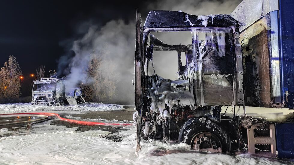 Die beiden abgefackelten Lkw. Die beiden abgefackelten Lkw.