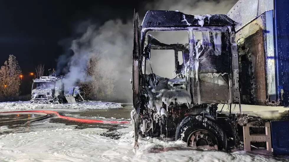 Die beiden abgefackelten Lkw.