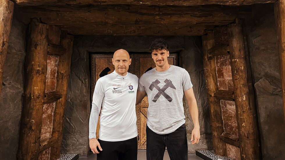 Von den Kleeblättern zu den Veilchen: Neuzugang  Ricky Bornstein (rechts) mit FCE-Sportchef Matthias Heidrich.