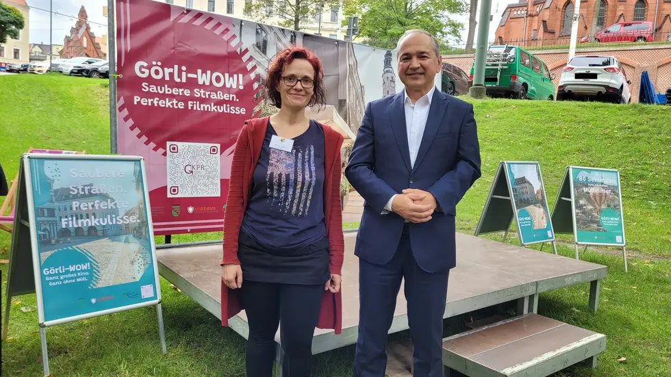 Kampagne mit Augenzwinkern. Oberbürgermeister Octavian Ursu und Maria Schubert, Koordinatorin des Kommunalen Präventionsrates