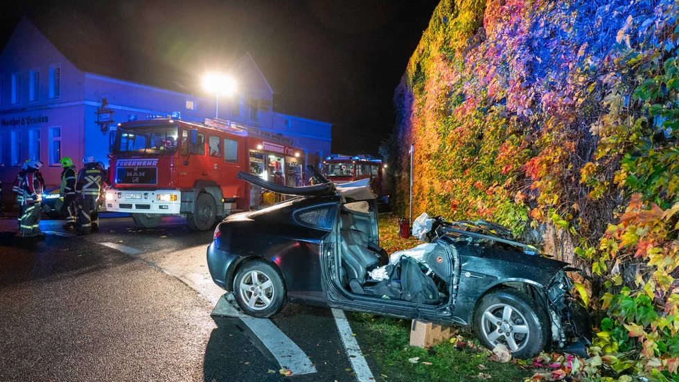 Für den 25-jährigen Autofahrer kam jede Hilfe zu spät. Für den 25-jährigen Autofahrer kam jede Hilfe zu spät.