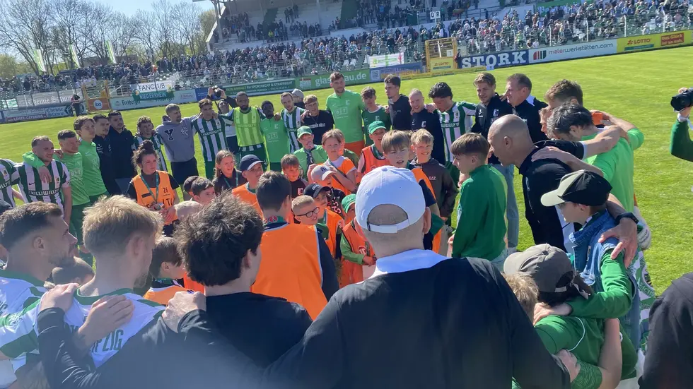 Die Mannschaft feiert gemeinsam mit den Kindern den Sieg.