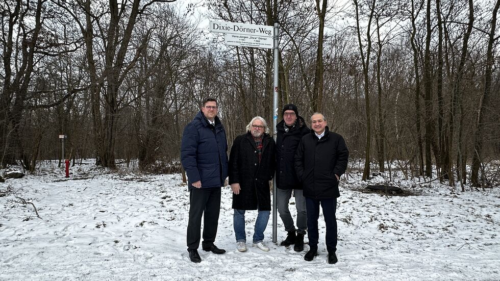 Heiko_Scholz (li am Schild) und_Ralf_Minge (re am Schild). Ganz außen: OberbürgermeisterOctavian_Ursu (re) und Buergermeister Benedikt Hummel (li).