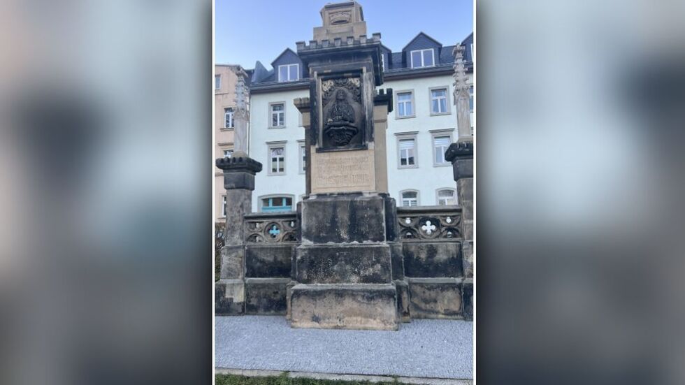 Der Hornbrunnen in Freiberg wird derzeit auf Vordermann gebracht.