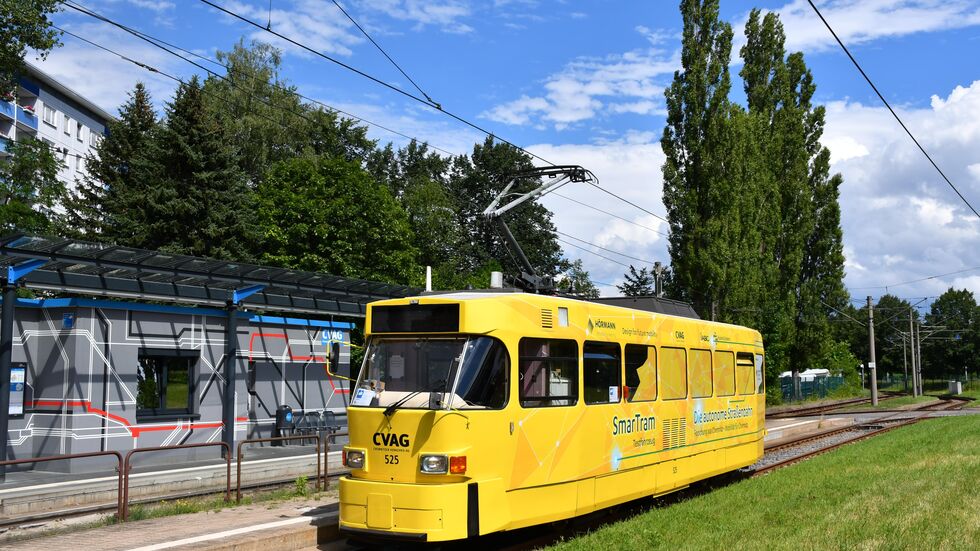 Ein alter Tatra-Wagen, der plötzlich allein fährt. Noch nur im Straßenbahnhof. Aber die Richtung ist klar: Chemnitz will auf die Überholspur in die autonome Straßenbahnzunkunft.