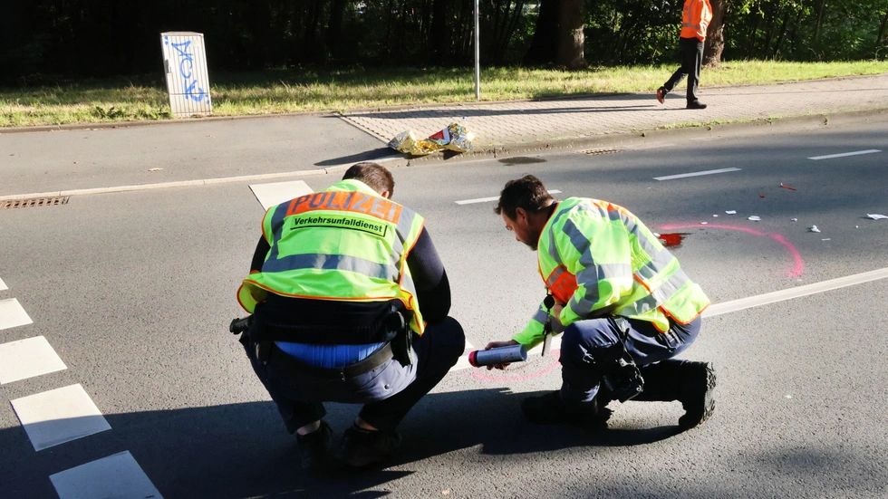 Polizisten sichern am Unfallort auf der Scheffelstraße in Chemnitz Spuren. Wenig später konnten sie eine Frau ermitteln, die für den Zusammenstoß verantwortlich sein soll. Polizisten sichern am Unfallort auf der Scheffelstraße in Chemnitz Spuren. Wenig später konnten sie eine Frau ermitteln, die für den Zusammenstoß verantwortlich sein soll.