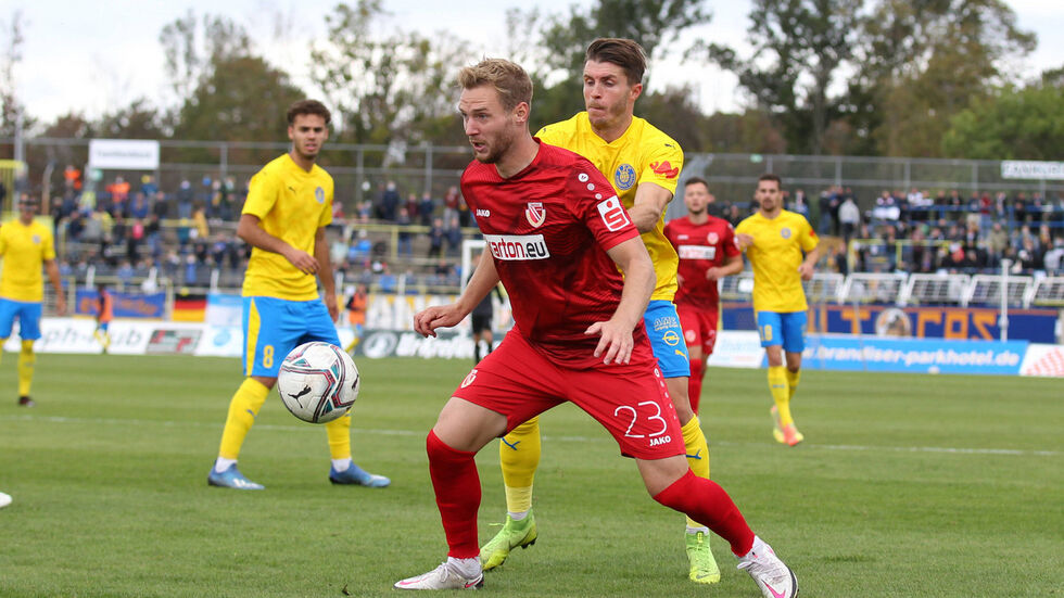 Felix Brügmann (Energie Cottbus) kämpft mit Maik Salewski (Lok Leipzig) um den Ball Felix Brügmann (Energie Cottbus) kämpft mit Maik Salewski (Lok Leipzig) um den Ball