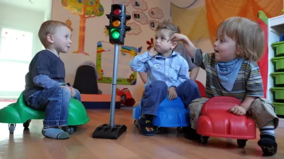 Spielende Kinder in einer Kita (Symbolbild). Spielende Kinder in einer Kita (Symbolbild).
