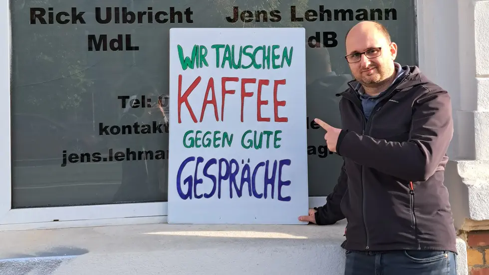 Der Leipziger CDU-Landtagsabgeordnete Rick Ulbricht vor dem beschädigten Bürgerbüro in an der Georg-Schumann-Straße in Möckern. Der Leipziger CDU-Landtagsabgeordnete Rick Ulbricht vor dem beschädigten Bürgerbüro in an der Georg-Schumann-Straße in Möckern.