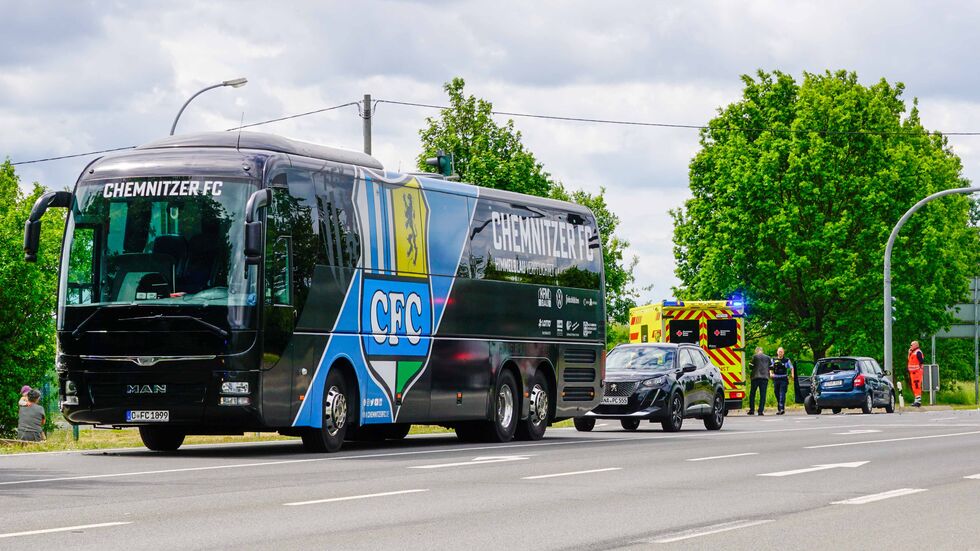 Am Bus entstand leichter Sachschaden, das Fahrzeug war nach dem Unfall jedoch weiterhin fahrbereit. Am Bus entstand leichter Sachschaden, das Fahrzeug war nach dem Unfall jedoch weiterhin fahrbereit.