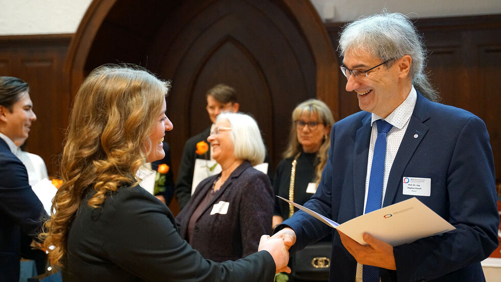 Rektor Prof. Stephan Kassel (rechts im Bild) übergab am Dienstagabend die Urkunden für das Stipendium in der Aula Peter-Breuer-Straße. Rektor Prof. Stephan Kassel (rechts im Bild) übergab am Dienstagabend die Urkunden für das Stipendium in der Aula Peter-Breuer-Straße.