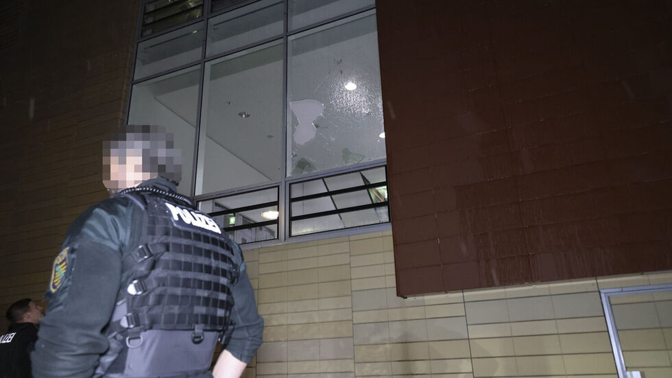 Am Amtsgericht Chemnitz ist am Montagabend eine Scheibe zu Bruch gegangen. Ein Unbekannter warf einen Pflasterstein und floh mit dem Fahrrad. 