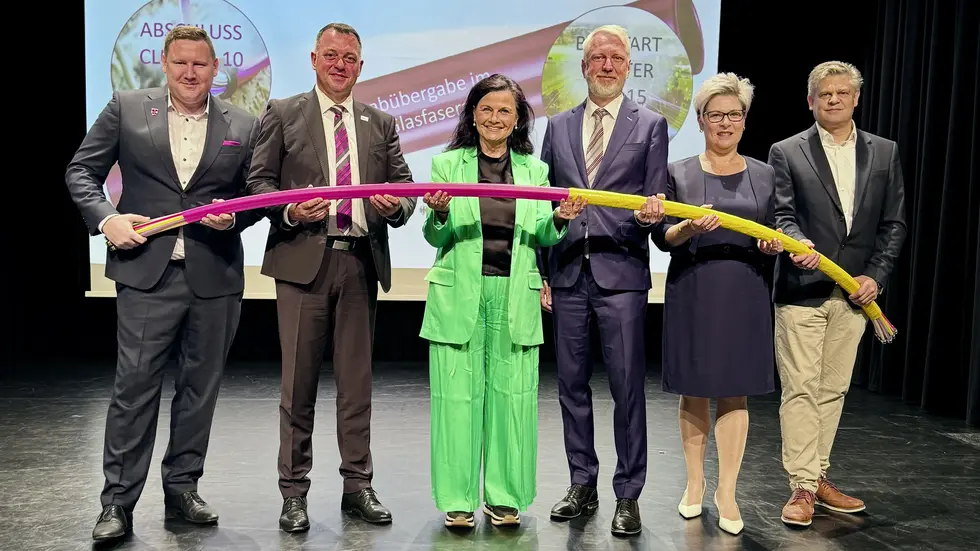 Staffelstabübergabe. v.l.n.r. Axel Wenzke (Telekom), Landra Udo Witschas, Parlamentarische Staatssekretärin Gitta Connemann, Staatssekretär Sebastian Scheel, Beigeordnete Dr. Romy Reinisch und Jens-Olaf Berwig (GlasfaserPlus). Staffelstabübergabe. v.l.n.r. Axel Wenzke (Telekom), Landra Udo Witschas, Parlamentarische Staatssekretärin Gitta Connemann, Staatssekretär Sebastian Scheel, Beigeordnete Dr. Romy Reinisch und Jens-Olaf Berwig (GlasfaserPlus).