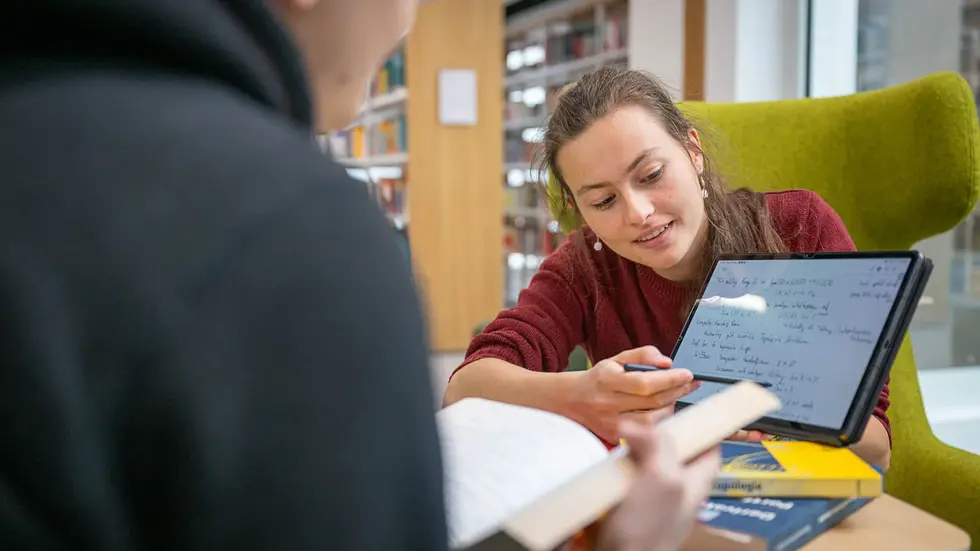 Durchdachte digitale Ergänzungen zum Präsenz-Studium, digitale Skills und Service-Angebote am Puls der Zeit: Wer an der TU Bergakademie Freiberg studiert, ist optimal auf die digitalen Herausforderungen der Zukunft vorbereitet. Durchdachte digitale Ergänzungen zum Präsenz-Studium, digitale Skills und Service-Angebote am Puls der Zeit: Wer an der TU Bergakademie Freiberg studiert, ist optimal auf die digitalen Herausforderungen der Zukunft vorbereitet.