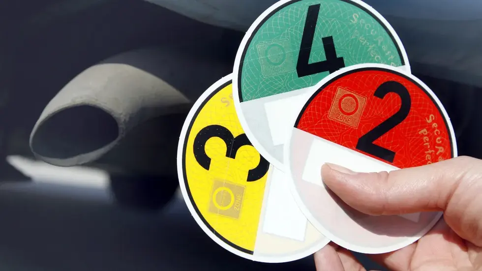 Seit 2011 brauchte man solche Umweltplaketten, um mit einem Fahrzeug in Leipzig unterwegs zu sein - ab sofort (16. April 2026) nicht mehr. Seit 2011 brauchte man solche Umweltplaketten, um mit einem Fahrzeug in Leipzig unterwegs zu sein - ab sofort (16. April 2026) nicht mehr.