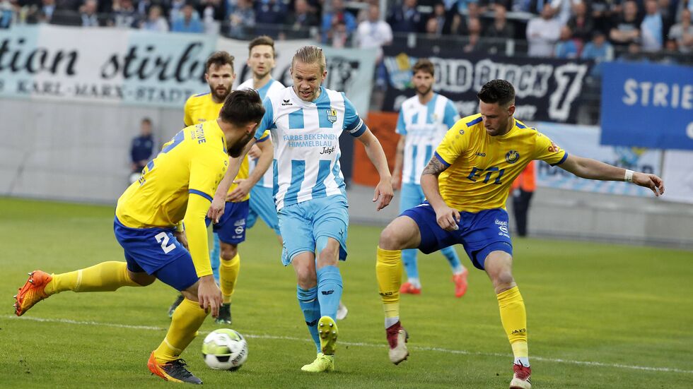 Zweikampf zwischen Robert Berger (Lok) und Dennis Grote (CFC) Foto: (c) imago images / HärtelPRESS
