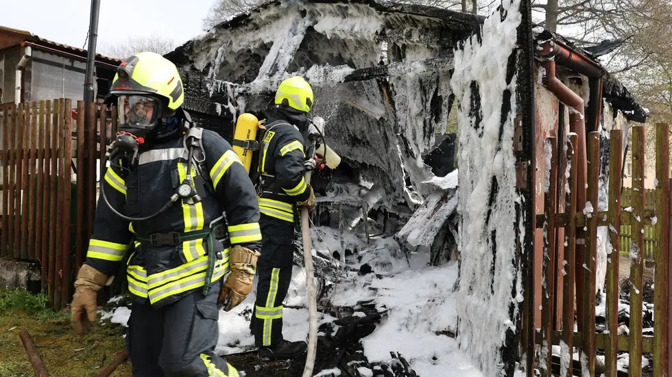 Unter schwerem Atemschutz wurde die Laube gelöscht.