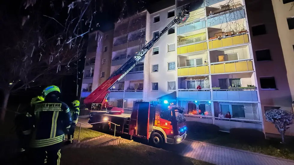Mit der Drehleiter suchten die Kameraden die Balkone ab. 