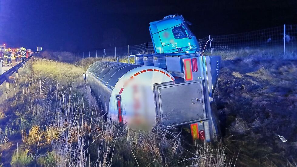 Im Straßengraben kam der LKW zum Stehen. Für den Fahrer kam jede Hilfe zu spät.
