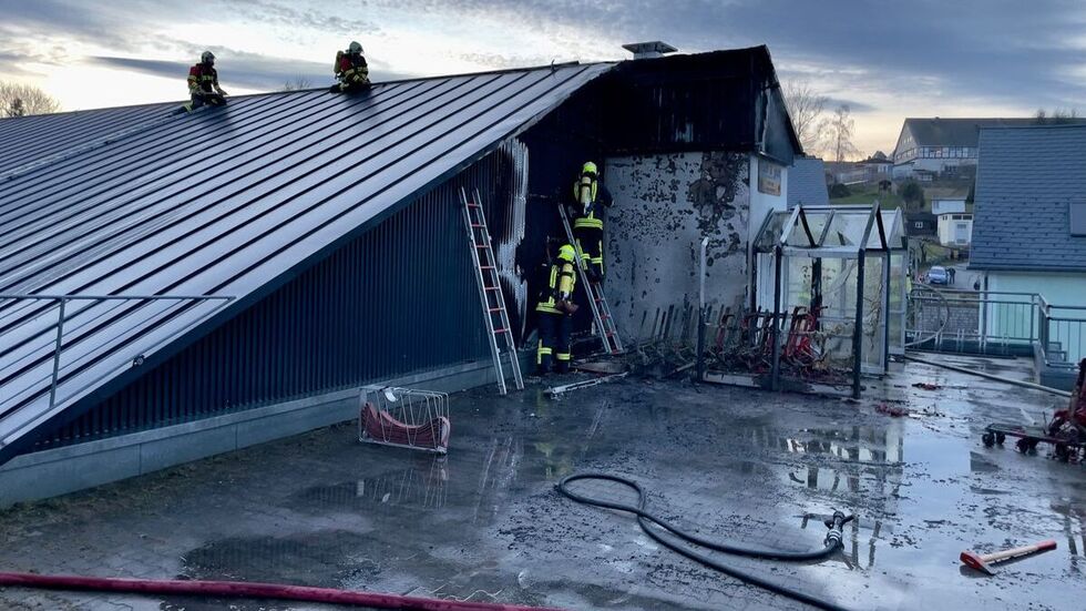 Als die ersten Kameraden eintrafen, hatte das Feuer bereits auf's Dach übergegriffen.