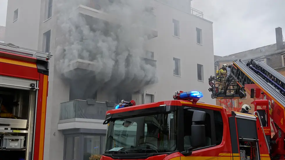 Qualm dringt aus einer Wohnung