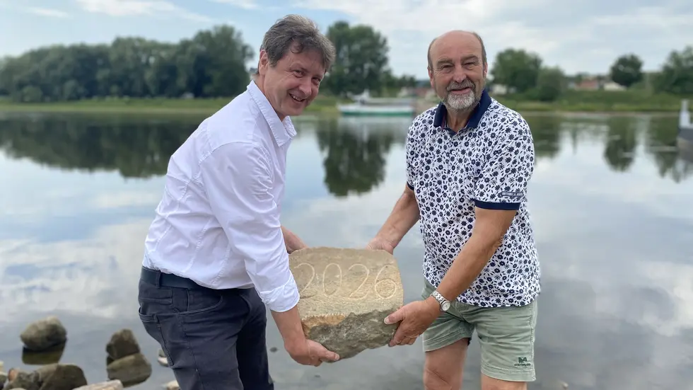 v. l.: Olaf Lier, Leiter des Fachbereichs Ordnungswesen, und Steffen Spindler, ehemaliger Lehrer, heben den Hungerstein in die Elbe v. l.: Olaf Lier, Leiter des Fachbereichs Ordnungswesen, und Steffen Spindler, ehemaliger Lehrer, heben den Hungerstein in die Elbe