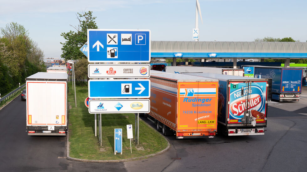 LKW-Fahrer finden an sächsischen Raststätten oft keinen Platz mehr und parken falsch - eine Gefahr für andere Kraftfahrer, warnt der ADAC