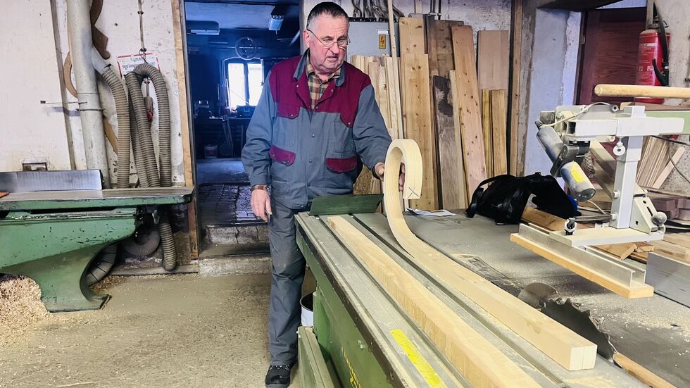 Links der gerade Pfosten aus Eschenholz, der dann zur Schlittenkufe gebogen wird Links der gerade Pfosten aus Eschenholz, der dann zur Schlittenkufe gebogen wird