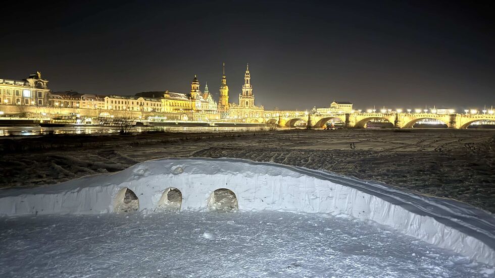 Die Dresdner Carolabrücke aus Schnee.