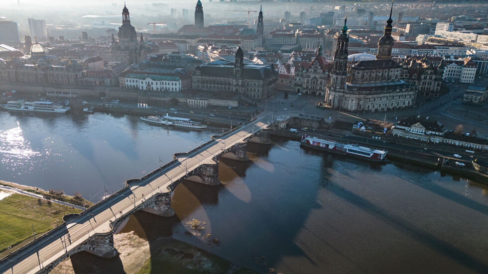 Die Augustusbrücke in Dresden bleibt am Sonntag für Straßenbahnen gesperrt.