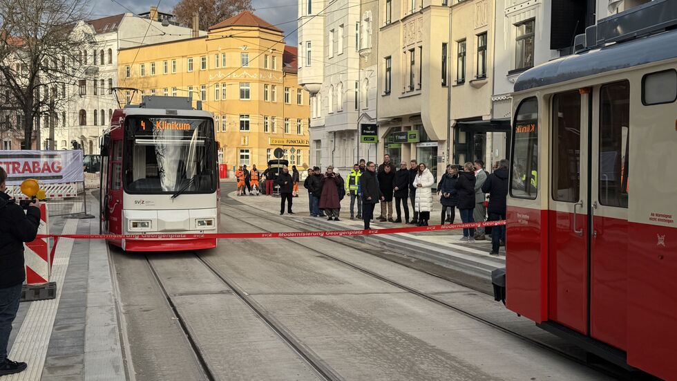 Zur Freigabe der Strecke haben sich zwei Bahnen der SVZ an der neuen Georgenplatz-Haltestelle getroffen. Zur Freigabe der Strecke haben sich zwei Bahnen der SVZ an der neuen Georgenplatz-Haltestelle getroffen.