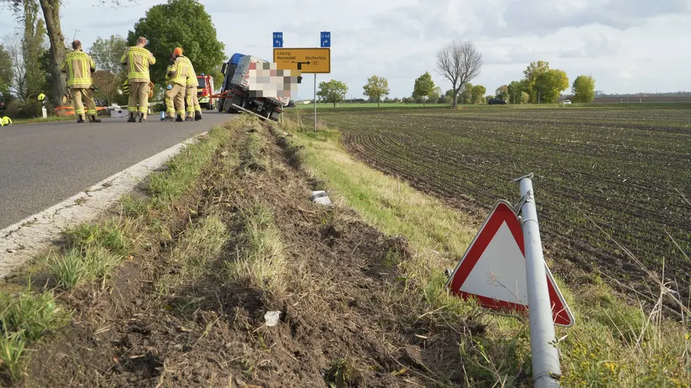 Der Laster hat ein Verkehrsschild umgefahren und drohte danach umzukippen. Der Laster hat ein Verkehrsschild umgefahren und drohte danach umzukippen.
