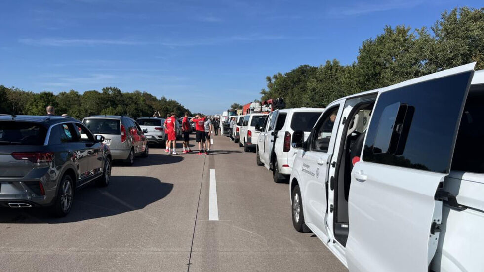 Weil der Mannschaftsbus kaputt war, musste das Team bereits auf Kleinbusse umsteigen... und nun das. 