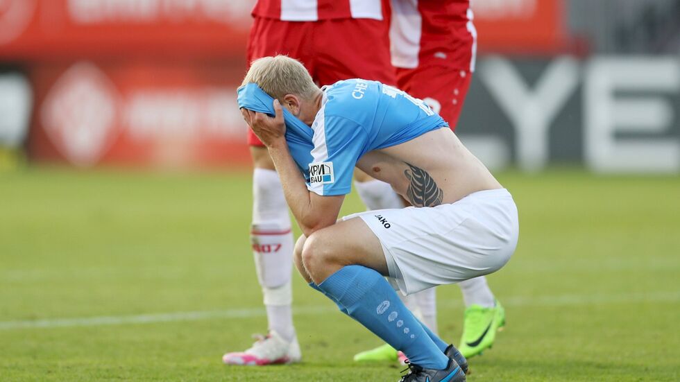 CFC-Spieler Clemens Schoppenhauer lässt den Kopf nach der 0:3-Niederlage in Würzburg hängen