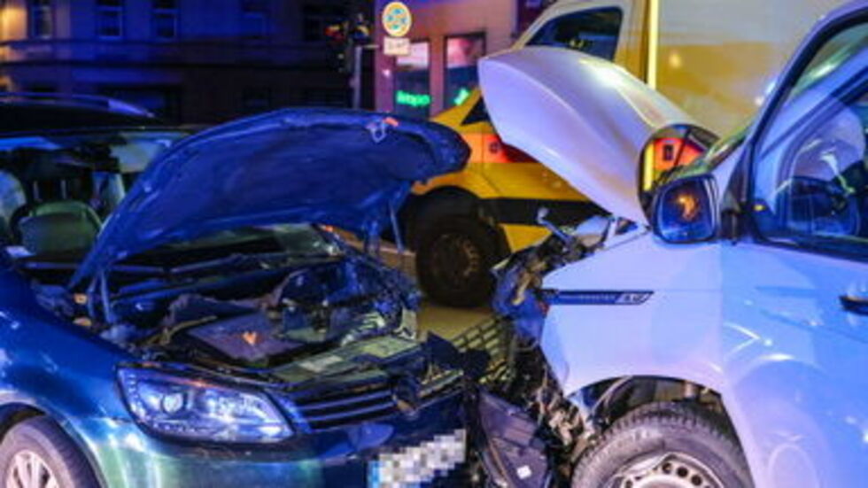 Die Feuerwehr Aue sicherte die Unfallstelle ab, band auslaufende Betriebsmittel, klemmte Fahrzeugbatterien ab und stellte den Brandschutz sicher.
Die Feuerwehr Aue sicherte die Unfallstelle ab, band auslaufende Betriebsmittel, klemmte Fahrzeugbatterien ab und stellte den Brandschutz sicher.