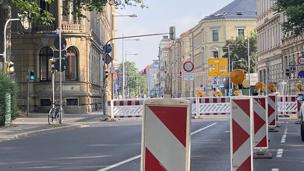 Die wichtige Harkortstraße vor dem Bundesverwaltungsgericht in Leipzig ist wegen Bauarbeitern schon seit Ferienbeginn voll gesperrt.