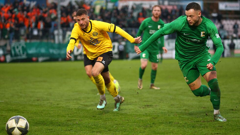 Eine Spielszene aus dem Sachsenpokal-Achtelfinale VfB Auerbach gegen BSG Chemie Leipzig am Sonntagnachmittag. Eine Spielszene aus dem Sachsenpokal-Achtelfinale VfB Auerbach gegen BSG Chemie Leipzig am Sonntagnachmittag.