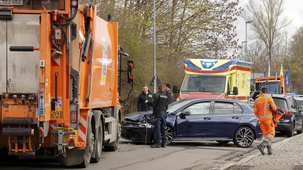 Ein VW ist heute früh in Chemnitz mit einem Müllauto zusammengestoßen. Der Schaden: 35.000 Euro.