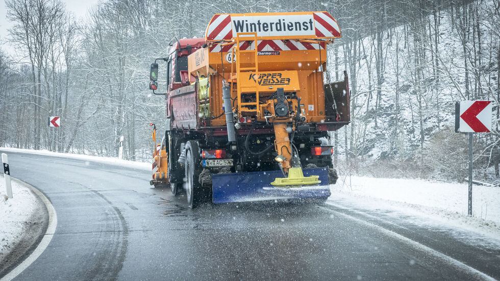 Der Winterdienst im Einsatz (Symbolbild)