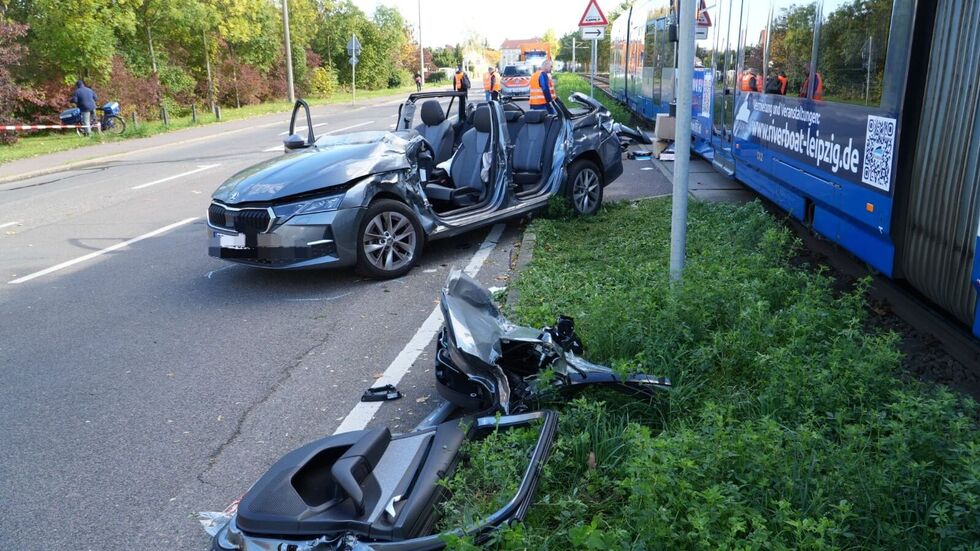 Das Auto musste nach dem Zusammenstoß mit der Straßenbahn aufgeschnitten werden
