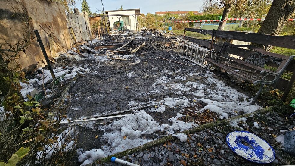 Überall Trümmer: Der Brandort am Tag nach dem nächtlichen Feuer. Überall Trümmer: Der Brandort am Tag nach dem nächtlichen Feuer.