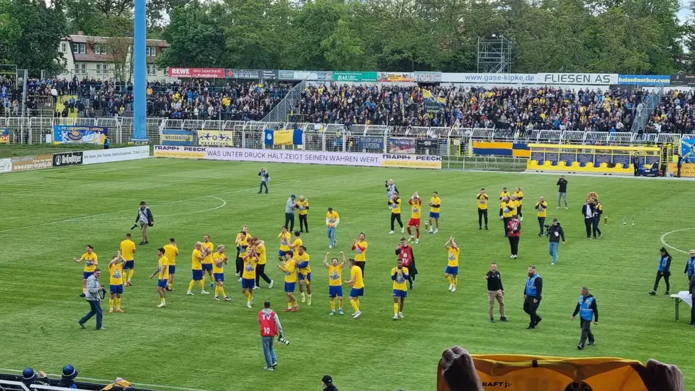 Ab zu den Fans: Die Mannschäft lässt sich von den Zuschauern feiern. Ab zu den Fans: Die Mannschäft lässt sich von den Zuschauern feiern.