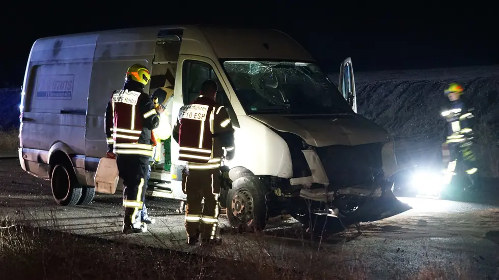 Der schwer beschädigte Transporter mit Feuerwehrleuten an der Unfallstelle auf der A72 bei Rötha.