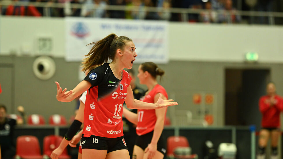 Der DSC um Kapitänin Sarah Straube jubelt über drei Punkte gegen Potsdam  Der DSC um Kapitänin Sarah Straube jubelt über drei Punkte gegen Potsdam