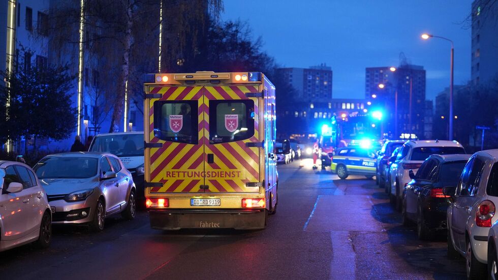 Die Elsterwerdaer Straße wurde zunächst gesperrt. Die Elsterwerdaer Straße wurde zunächst gesperrt.