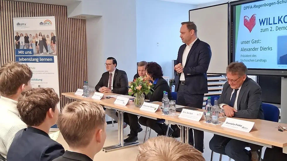 Alexander Dierks (stehend) spricht zu Schülern der Klassenstufe 7.