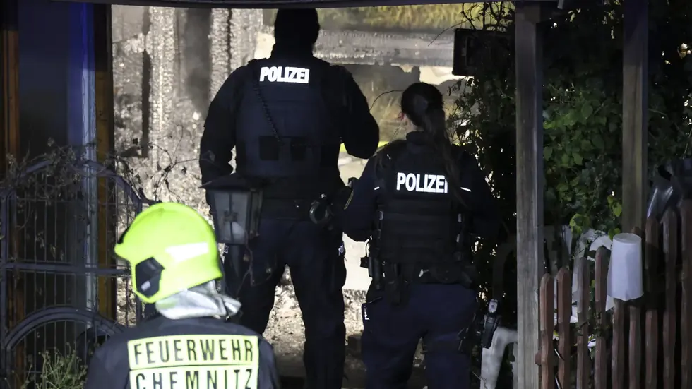 Dank des schnellen Löschens der Freiwilligen Feuerwehr Chemnitz-Erfenschlag und der Berufsfeuerwehr Chemnitz konnten umliegende Gartenlauben gerettet werden. Dank des schnellen Löschens der Freiwilligen Feuerwehr Chemnitz-Erfenschlag und der Berufsfeuerwehr Chemnitz konnten umliegende Gartenlauben gerettet werden.