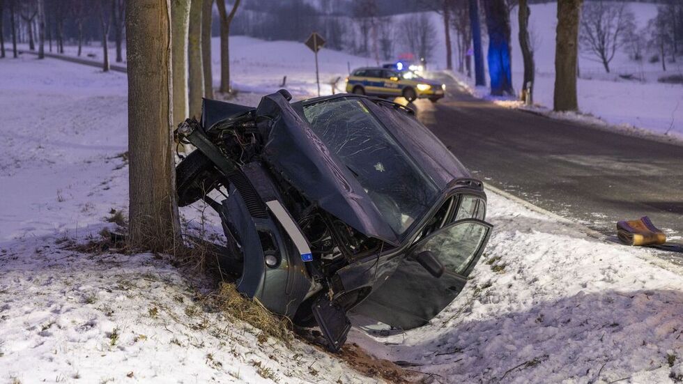 In einer leichten Linkskurve kam die Fahrerin von der Fahrbahn ab und krachte gegen einen Baum.